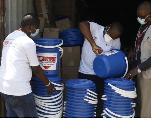 Distributing kits to hospitals as part of the Coronavirus pandemic response in DRC. May, 7, 2020. (Christian Mutombo / Save the Children)